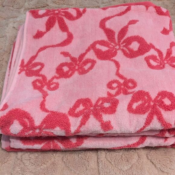 New Two Betsey Johnson Light Pink and Dark Pink Bow Bath Towels NWT - Picture 1 of 7
